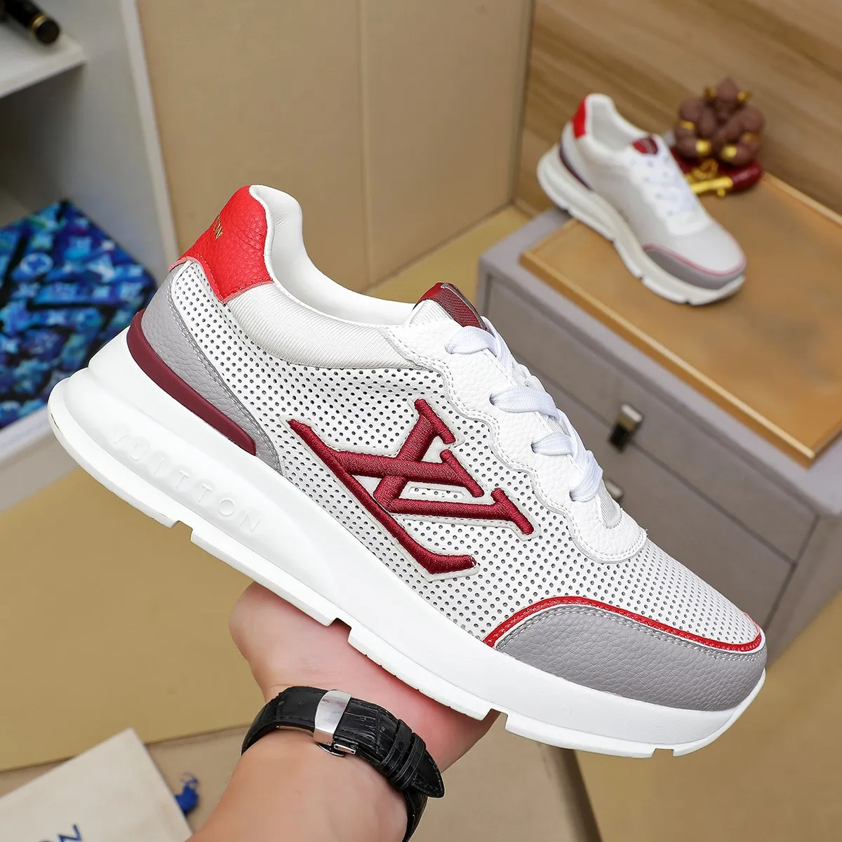 Ex-factory price: 440¥🌹🌹[LV Louis Vuitton] new low-top casual men's shoes. A must-have for fashionable men, new products are released in Hong Kong counters [strong], big-name style, European and American masters strongly create unique styles, comfortable on the feet, super soft outsole, super wear-resistant. Gives people a strong visual impact. Material: imported first-layer cowhide leather upper ➕rubber non-slip outsole, rubber graphics matching, 38 to 44